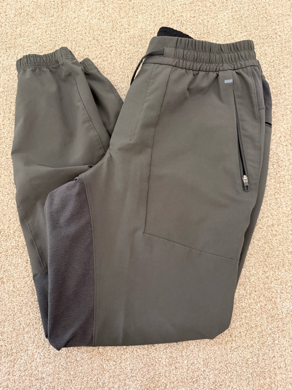Lululemon Men's Sz L Joggers in Olive Green
